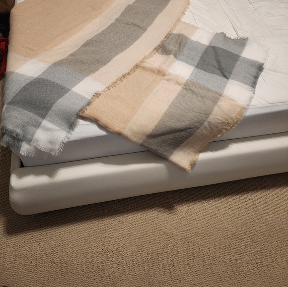 2 lightweight throws - Picture 4 of 4